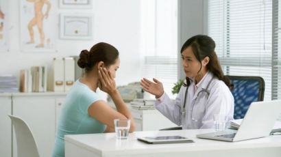 Female patient conversing with a therapist