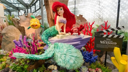 A topiary of Ariel from the Little Mermaid, with Sebastian the crab by her side. The Floral Fantasy at Gardens By The Bay is one of the best kid activities in Singapore.