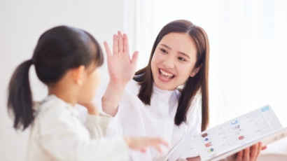 Girl high-fiving a teacher