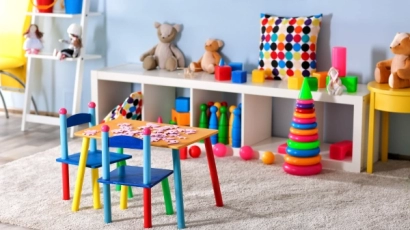 A designated play area, with a small desk and colourful chairs. This physical structure is a key principle of TEACCH.