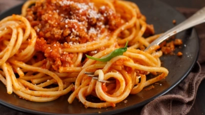 A plate of pasta with tomato sauce, served at Pastamania where kids can eat free