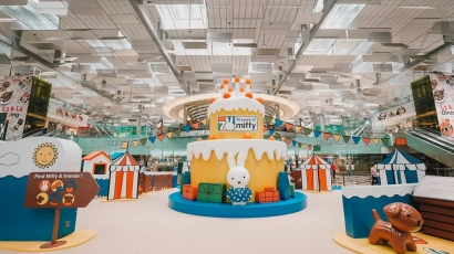 Miffy beach party photospot, featuring a towering two-layered yellow cake with Miffy, which one can visit on their family day out.