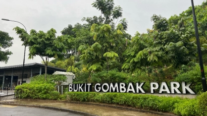 Entrance of Bukit Gombak Park, with large white letters saying 'Bukit Gombak Park'