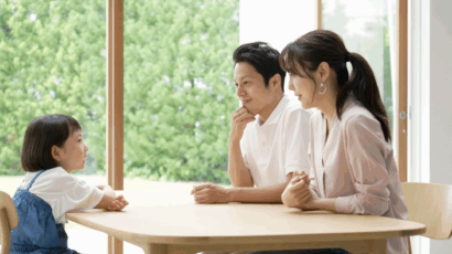 A picture of parents talking to their young daughter, one of the ways to help young children learn how to speak up at home